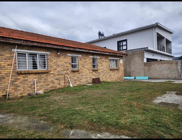 6 BEDROOM HOUSE FOR SALE IN ZEEKOEIVLEI